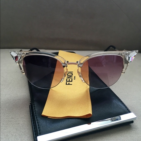 Fendi Sunglasses😎😎 - Picture 1 of 4